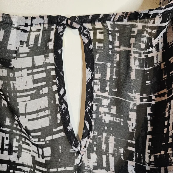 Torrid 2X Abstract Keyhole Layered Tank Blouse Plus Size Flowy Top - Picture 11 of 12